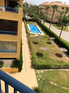 Apartamento con balcón con piscina y sombrillas. en La Marina, Sotogrande en Sotogrande