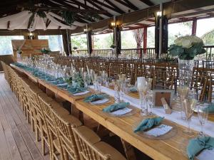 einen langen Tisch in einem Zimmer mit Stühlen in der Unterkunft N4 Guest Lodge in Rustenburg