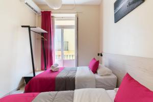 Een bed of bedden in een kamer bij Red Nest Hostel