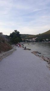 Afbeelding uit fotogalerij van Apartmani Skalinada in Marina