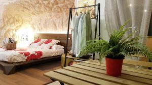 een slaapkamer met een bed en een potplant bij Favola Exclusive b&b in Pescara +75 foto's