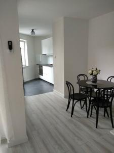 comedor y sala de estar con mesa y sillas en RiC Apart - Apartament Mostowa, centrum Poznań - parking - klimatyzacja, en Poznan