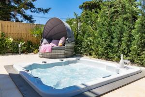 Bazén v ubytovaní Villa Elena Deluxe mit Whirlpool und beheiztem Pool am Meer und wunderschönen Blick auf die Brijuni Inseln alebo v jeho blízkosti