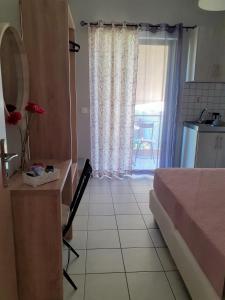A bed or beds in a room at Nini's House 2 - 100m from beach NIDRI TOWN CENTER Még 13 kép