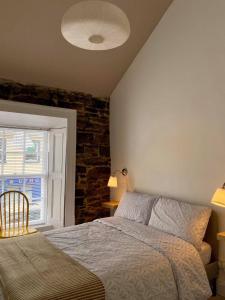 Schlafzimmer mit einem Bett und einem Fenster in der Unterkunft Room 2 Camp Street B&B & Self Catering in Oughterard