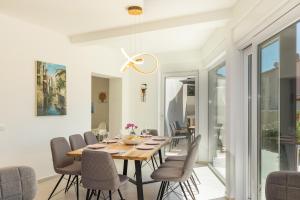 Posedenie v ubytovaní Villa Elena Deluxe mit Whirlpool und beheiztem Pool am Meer und wunderschönen Blick auf die Brijuni Inseln