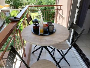 A balcony or terrace at Nini's House 2 - 100m from beach NIDRI TOWN CENTER