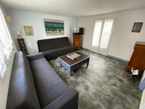 a living room with a couch and a coffee table at CENTRE CHATELAILLON GRAND T2** AVEC COUR 100mPLAGE in Châtelaillon-Plage