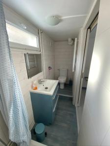 Ένα μπάνιο στο CENTRE CHATELAILLON GRAND T2** AVEC COUR 100mPLAGE