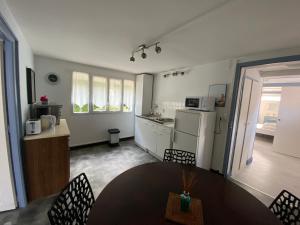 a kitchen and dining room with a table and chairs at CENTRE CHATELAILLON GRAND T2** AVEC COUR 100mPLAGE in Châtelaillon-Plage