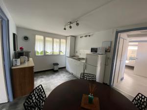 Η κουζίνα ή μικρή κουζίνα στο CENTRE CHATELAILLON GRAND T2** AVEC COUR 100mPLAGE +15 φωτογραφίες