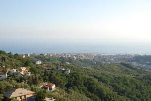 Blick auf eine Stadt von der Spitze eines Hügels in der Unterkunft Villa Rocca Leivi in Leivi