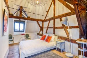 um quarto com uma cama num quarto com vigas de madeira em Chez Mamy em Liège