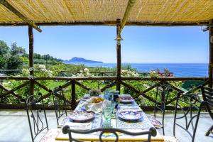 einen Tisch mit Tellern aus Essen auf einer Terrasse in der Unterkunft Villa Lorelei in Massa Lubrense