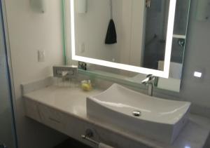 y baño con lavabo blanco y espejo. en Holiday Inn Hotel & Suites Centro Historico, an IHG Hotel, en Guadalajara