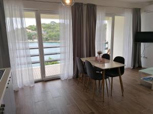 Televízia a/alebo spoločenská miestnosť v ubytovaní Apartman Bella 1