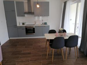 Kuchyňa alebo kuchynka v ubytovaní Apartman Bella 1