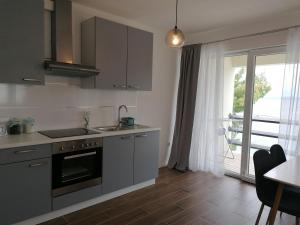 Kuchyňa alebo kuchynka v ubytovaní Apartman Bella 1