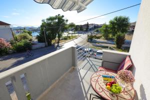 een balkon met een tafel met fruit erop bij Pavle's Apartment in Zadar