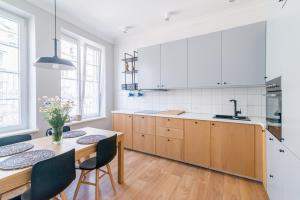 Kuchyň nebo kuchyňský kout v ubytování Apartament Dluga 3