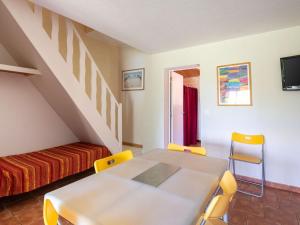 ポッジョ・メッザナにあるCharming Villa in Poggio Mezzana on the Beachsideのテーブル、椅子、ソファが備わる客室です。