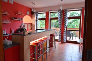 Dolní Holetín的住宿－Ubytování Koloniál，厨房设有红色的墙壁和带凳子的台面