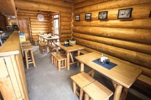 Um restaurante ou outro lugar para comer em Ubytovanie Dobšinská Ľadová Jaskyňa