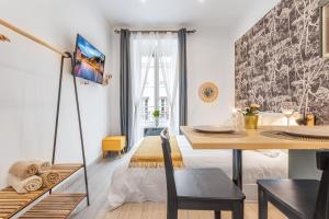 een woonkamer met een tafel en een eetkamer bij HOME SWEET VAISE in Lyon