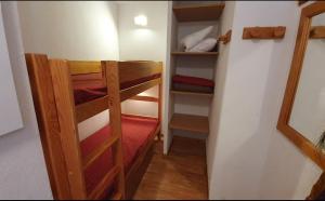 Una habitación pequeña con una litera en una habitación. en Appartement 3 étoiles 6 personnes les Orres 1800, en Les Orres