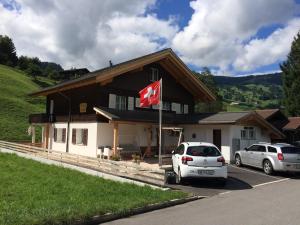 una casa con una bandiera canadese davanti di Eiger, Jungfrau, luxury garden apartment a Grindelwald