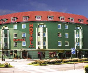 duży zielony budynek z czerwonym dachem w obiekcie Hotel Kaliski w Słubicach