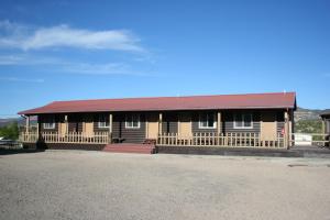 un gran edificio de madera con techo rojo en Hatch Station Bryce Canyon, en Hatch