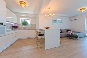 Kuchyňa alebo kuchynka v ubytovaní Apartman Blue Paradise