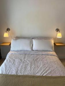 uma cama num quarto com duas lâmpadas em duas mesas em Room 2 Camp Street B&B & Self Catering em Oughterard