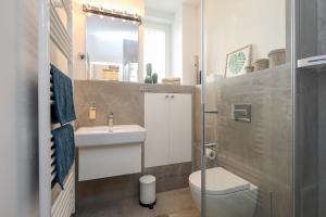 uma casa de banho com um lavatório, um WC e um espelho. em 4 Personen Altbau Apartment nahe Kurfürstendamm - Romeo & Julia em Berlim