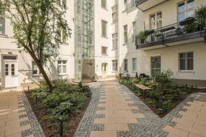 una pasarela frente a un edificio con bancos en 4 Personen Altbau Apartment nahe Kurfürstendamm - Romeo & Julia, en Berlín