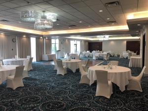 - une salle de banquet avec des tables blanches et des chaises blanches dans l'établissement Executive Suites Hotel & Conference Center, Metro Vancouver, à Burnaby