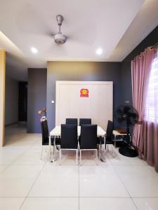 a meeting room with a table and chairs and a screen at Warni Villa 13 Whole Or Room in Muar