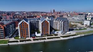una vista aerea di una città con edifici e acqua di Apartament Studio z basenem & SPA - Gdańsk Śródmieście - Stare Miasto a Danzica