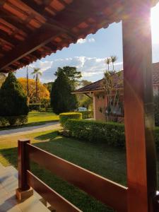 una vista desde el porche de una casa en Pousada Vila Minas en Itanhandu