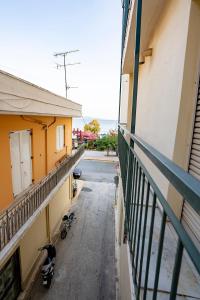 een balkon van een gebouw met motoren op straat bij Anthia Seaview Apartment in Kalamata