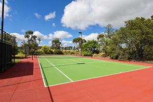 una pista de tenis con dos redes de tenis en Forest Lodge Highfields, en Cawdor