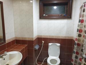 Koupelna v ubytování Apartemen Marbella anyer tower sadewa lt 5 view kolam renang & laut + 3 fotografie