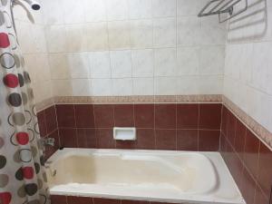 Koupelna v ubytování Apartemen Marbella anyer tower sadewa lt 5 view kolam renang & laut