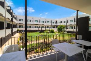 een uitzicht vanaf het balkon van een gebouw bij ONOMO Hotel Dakar in Dakar