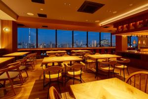 hotel MONday Premium Ueno Okachimachi餐廳或用餐的地方