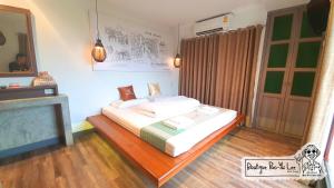 1 dormitorio con 1 cama y chimenea en Boutique Poo-Yai Lee, en Bangkok