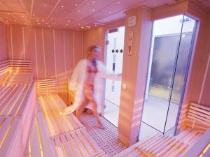 フェルデン・アム・ヴェルターゼーにあるBarry Memle Directly at the Lakeの女性がベンチのある部屋の中を歩いている +128枚の写真