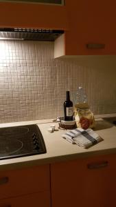 a kitchen counter with a bottle of wine on it at Apartamento Vittoria Marina di Pietrasanta in Pietrasanta