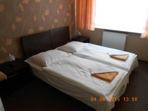 łóżko w sypialni z dwoma ręcznikami w obiekcie Na Skarpie w Olsztynie